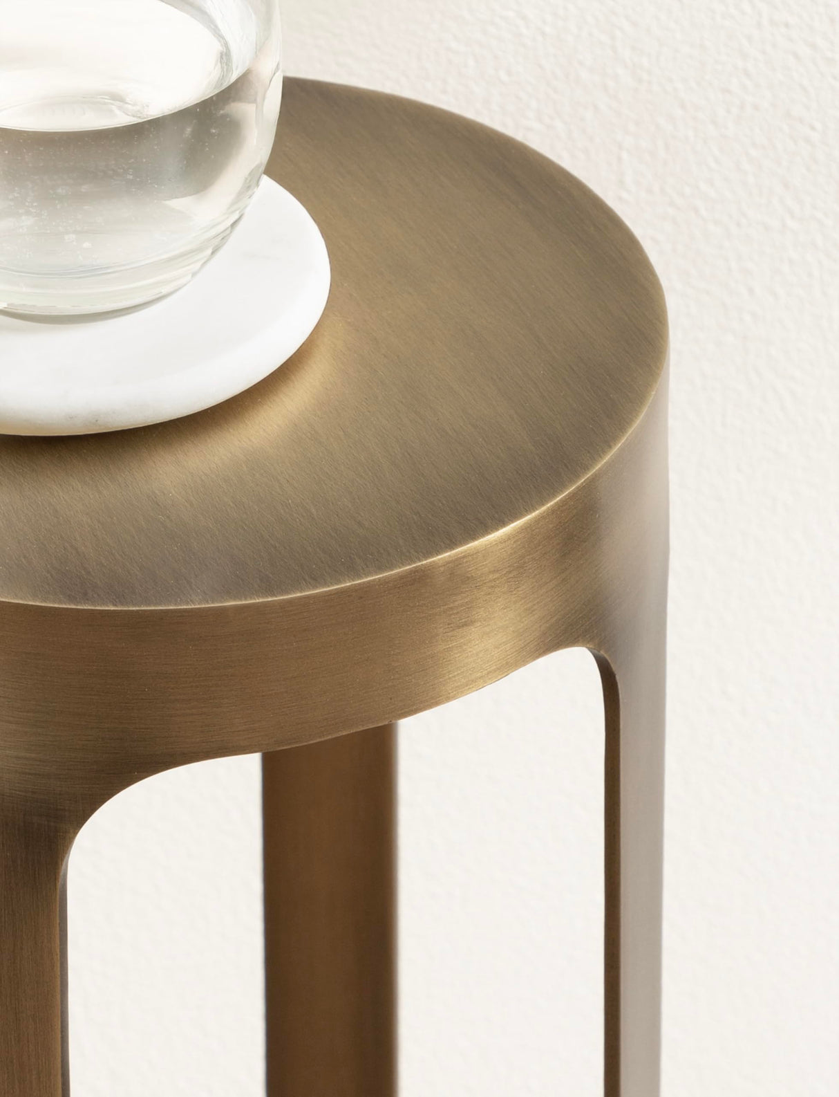 Kate and Laurel Dahl Modern Metal Round Outdoor Drink Table, 8 x 8 x 23, Antique Brass, Circle Accent Pedestal Patio Mini Table for Use as Living Room Plant Stand or Small Bedroom Nightstand