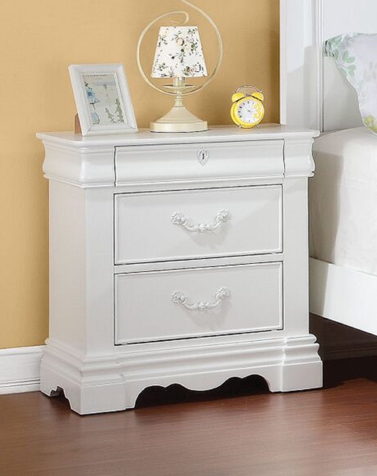 Simple Elegant White Finish 3-Drawer Nightstand