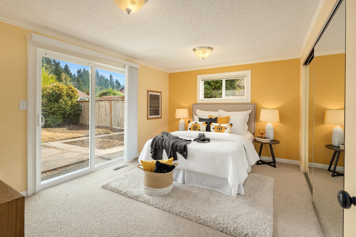 Courtdale Round Side/End Table, Brown