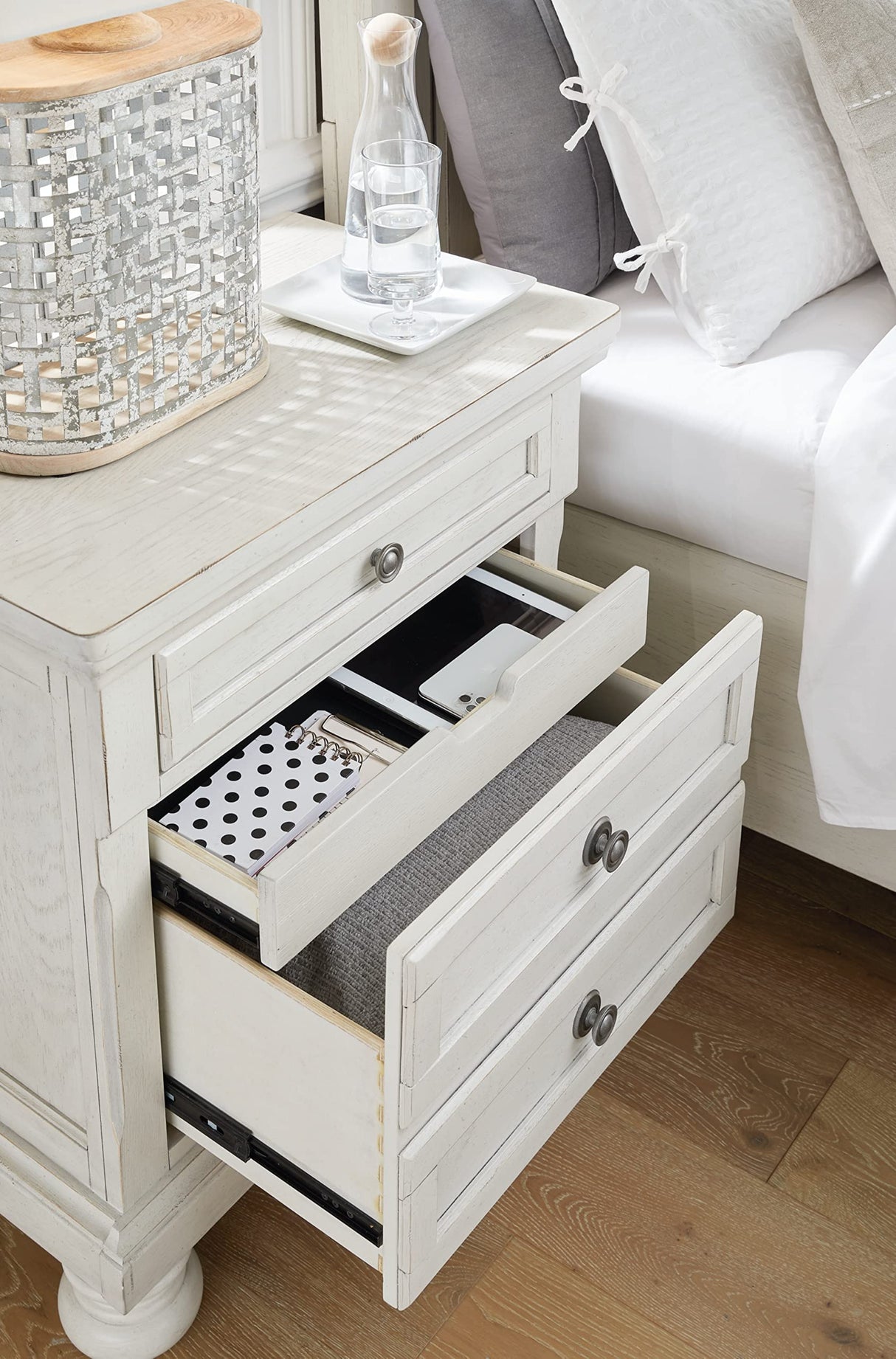 Robbinsdale Traditional 2 Drawer Night Stand, White
