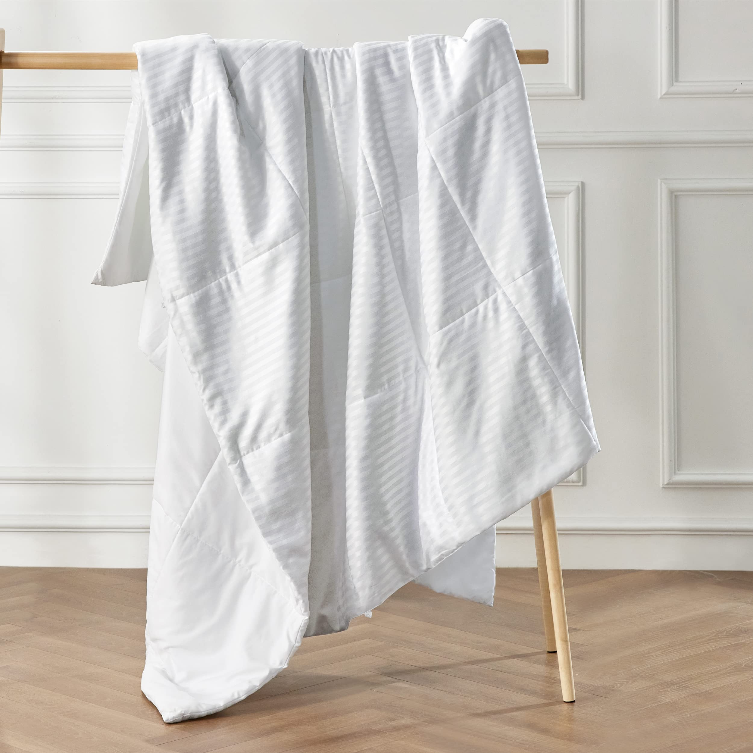 Bedsure Duvet Insert Lightweight Comforter, Quilted Cooling Duvet Insert, Ultra Soft Down Alternative Comforter with Corner Tabs (Queen, White)