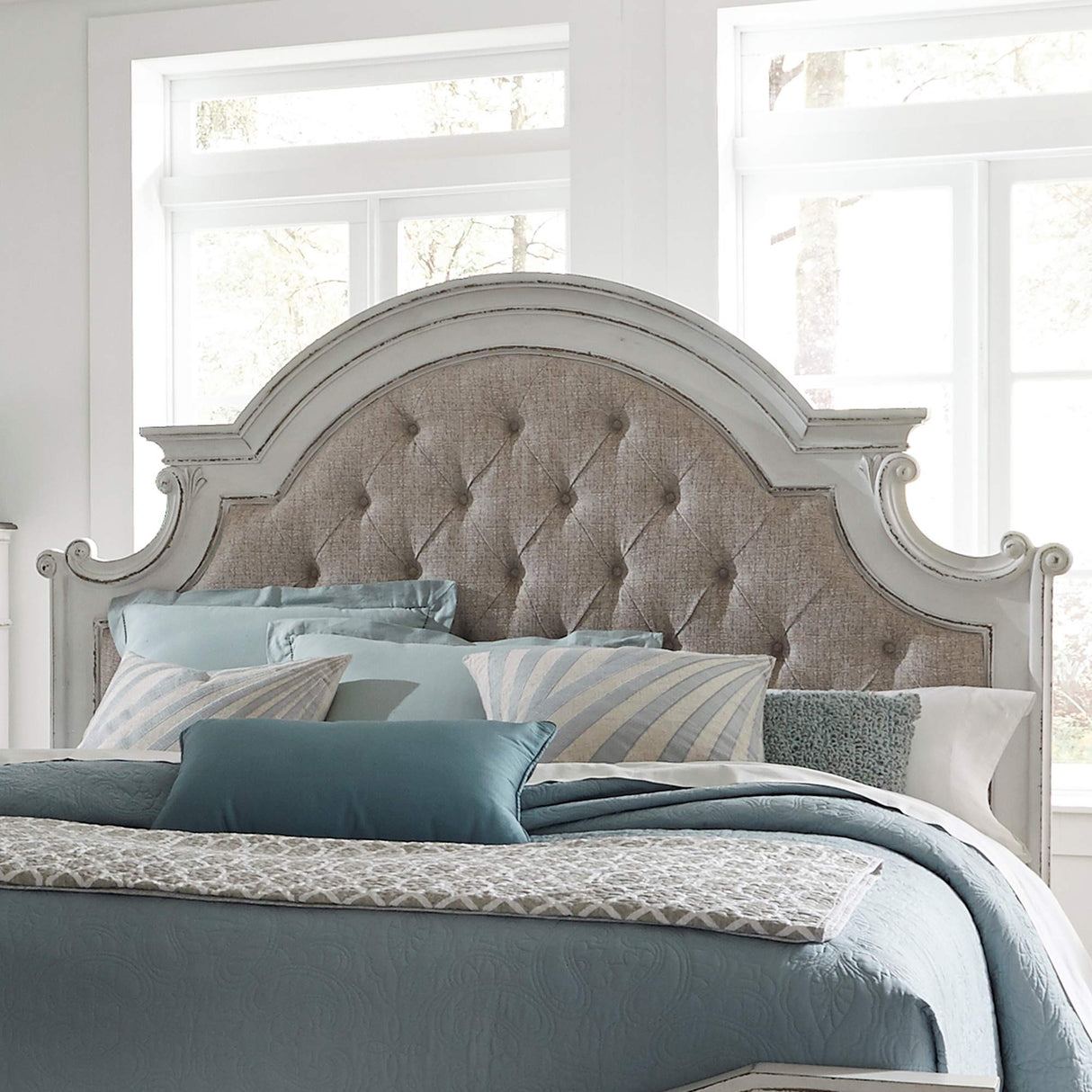 Magnolia Manor King Upholstered Bed - Antique White Tufted Chenille