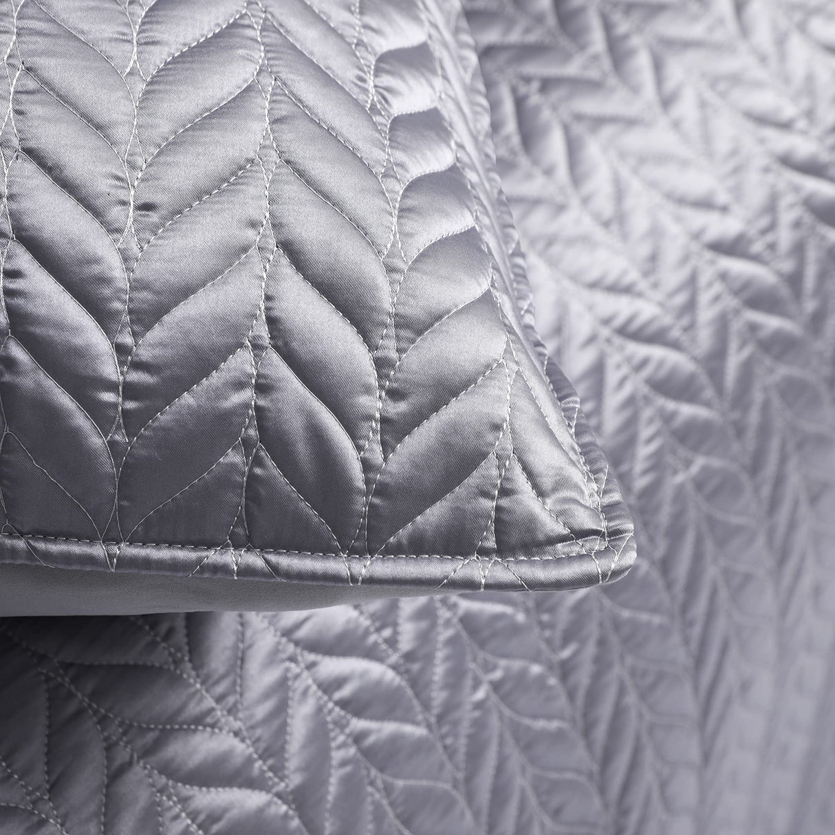 Silky Soft Satin Quilt King Size, Luxury Reversible Lightweight Bedspreads Covelets