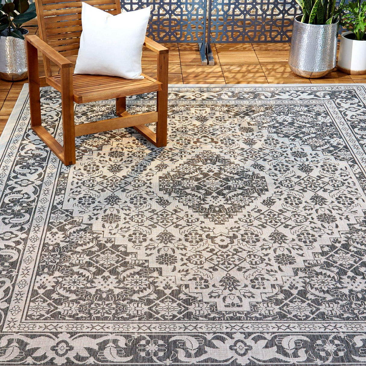Patio Country Dahlia Transitional Medallion Indoor/Outdoor Area Rug, Grey/Black