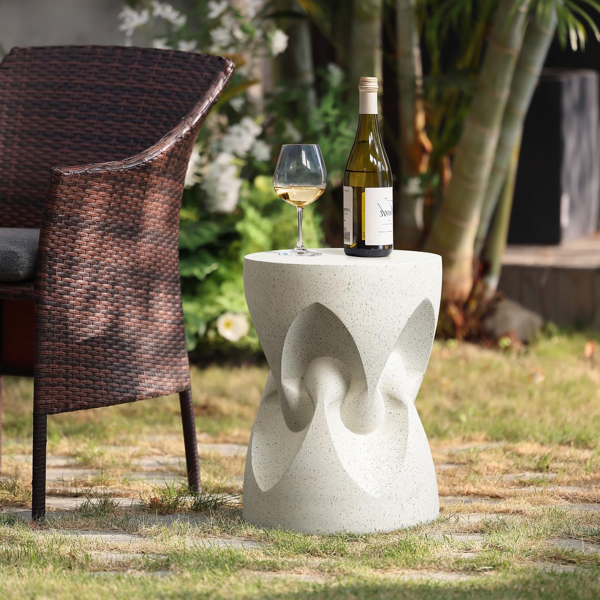 LuxenHome Outdoor Accent Side Table for Patio, 17'' Speckled Off White Modern Spade Cement Round End Table for Garden Backyard Lawn, Indoor Outdoor Coffee Forniture, Garden Stool - Bircata