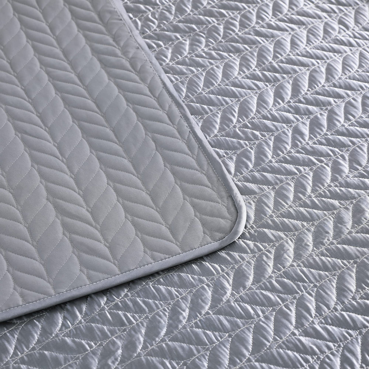 Silky Soft Satin Quilt King Size, Luxury Reversible Lightweight Bedspreads Covelets