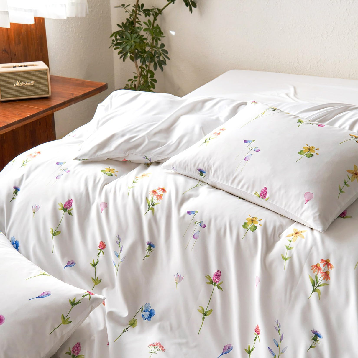 Floral Comforter Set, Cottagecore Cute Aesthetic Watercolor Tiny Flowers and Leaves,