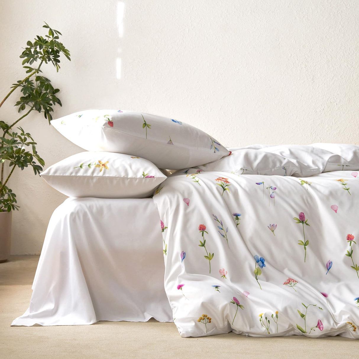 Floral Comforter Set, Cottagecore Cute Aesthetic Watercolor Tiny Flowers and Leaves,