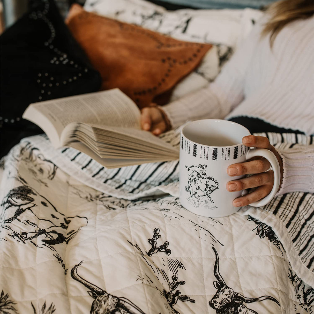 Accents Ranch Life Western Bedding, 3 Piece King Size Quilt Set, White Black Cow Cowboy Longhorn Horse Rodeo Print Western Bed Set, Cotton Rustic Southwest Quilt with Pillow Shams