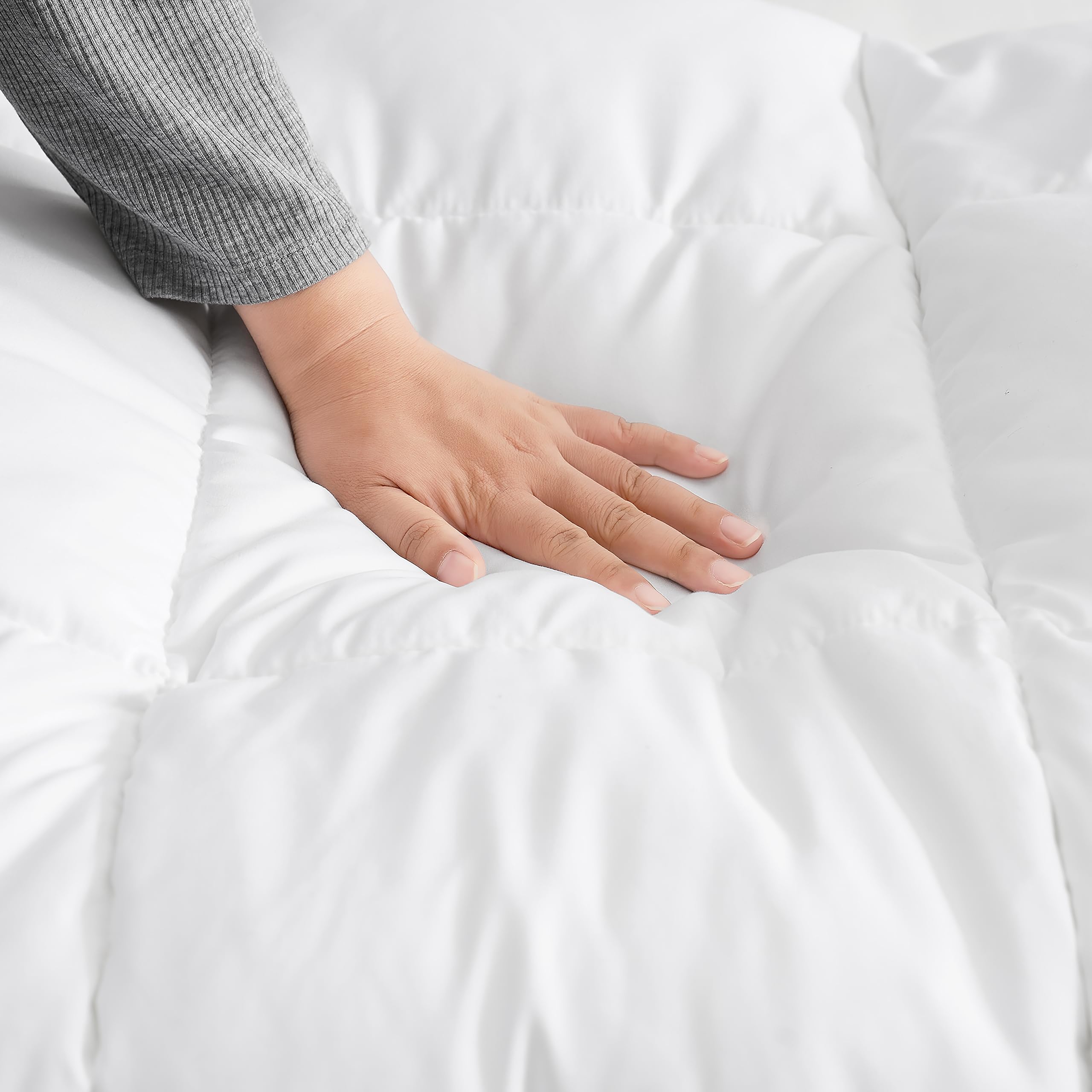 23743 Aimee King Classic Comforter Hotel Quality Airy Moisture Wicking Cooling Down