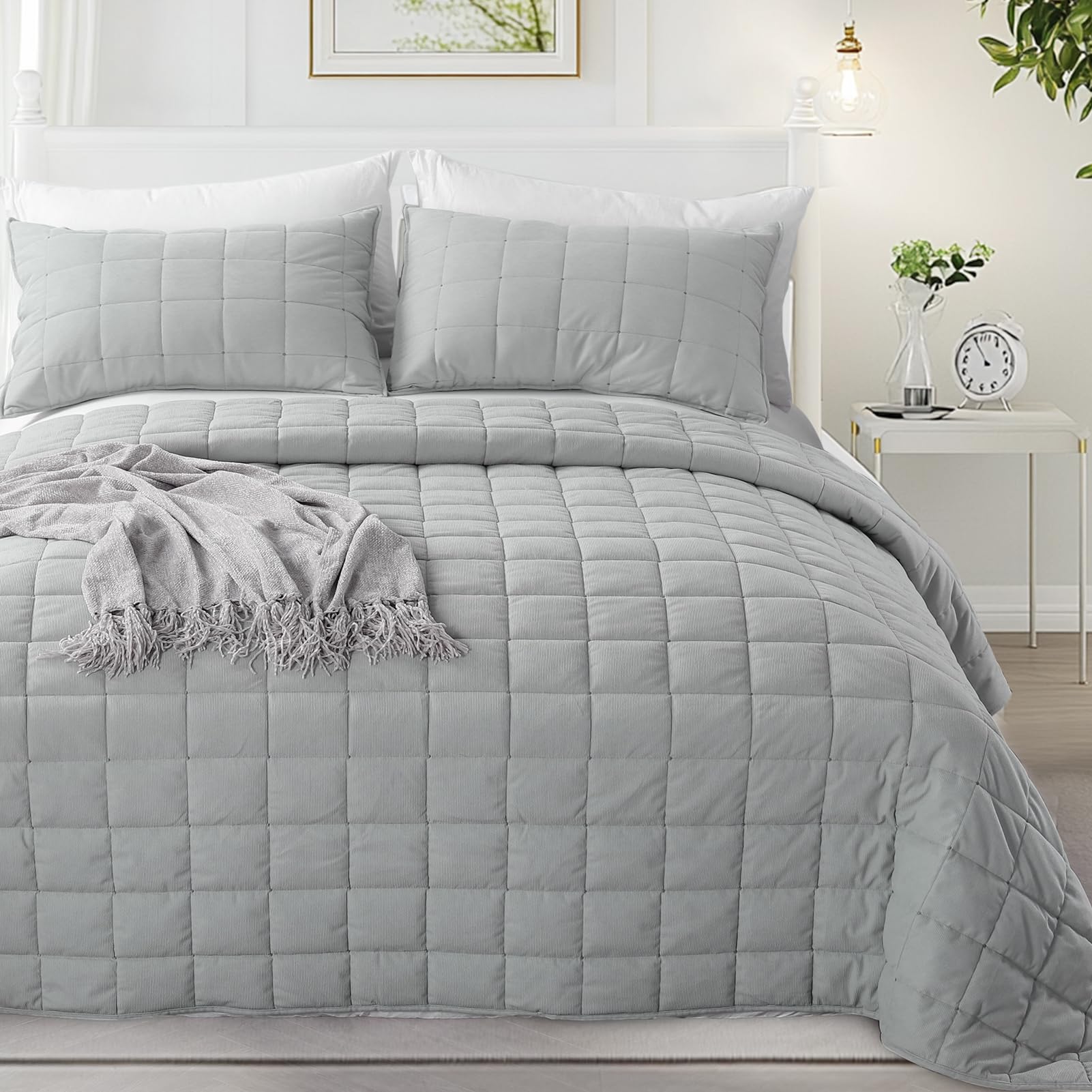 Oversized Queen Quilt Set - 3-Layer Lightweight Bedspread with Pillow Shams