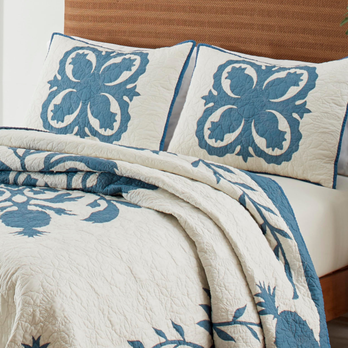 King Quilt, Soft Cotton Bedding, Coastal Home Decor, Oeko-Tex Certified (Aloha Pineapple Blue, King)