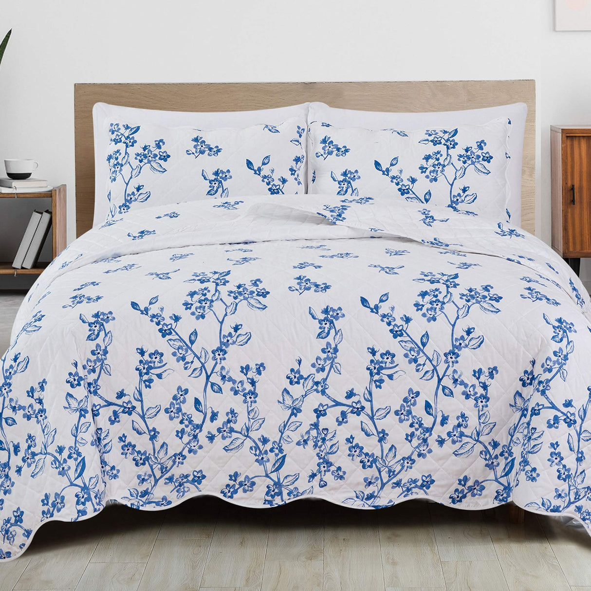 Floral Full/Queen Quilt Set with Shams, Blue Floral Bedding Set, All-Season