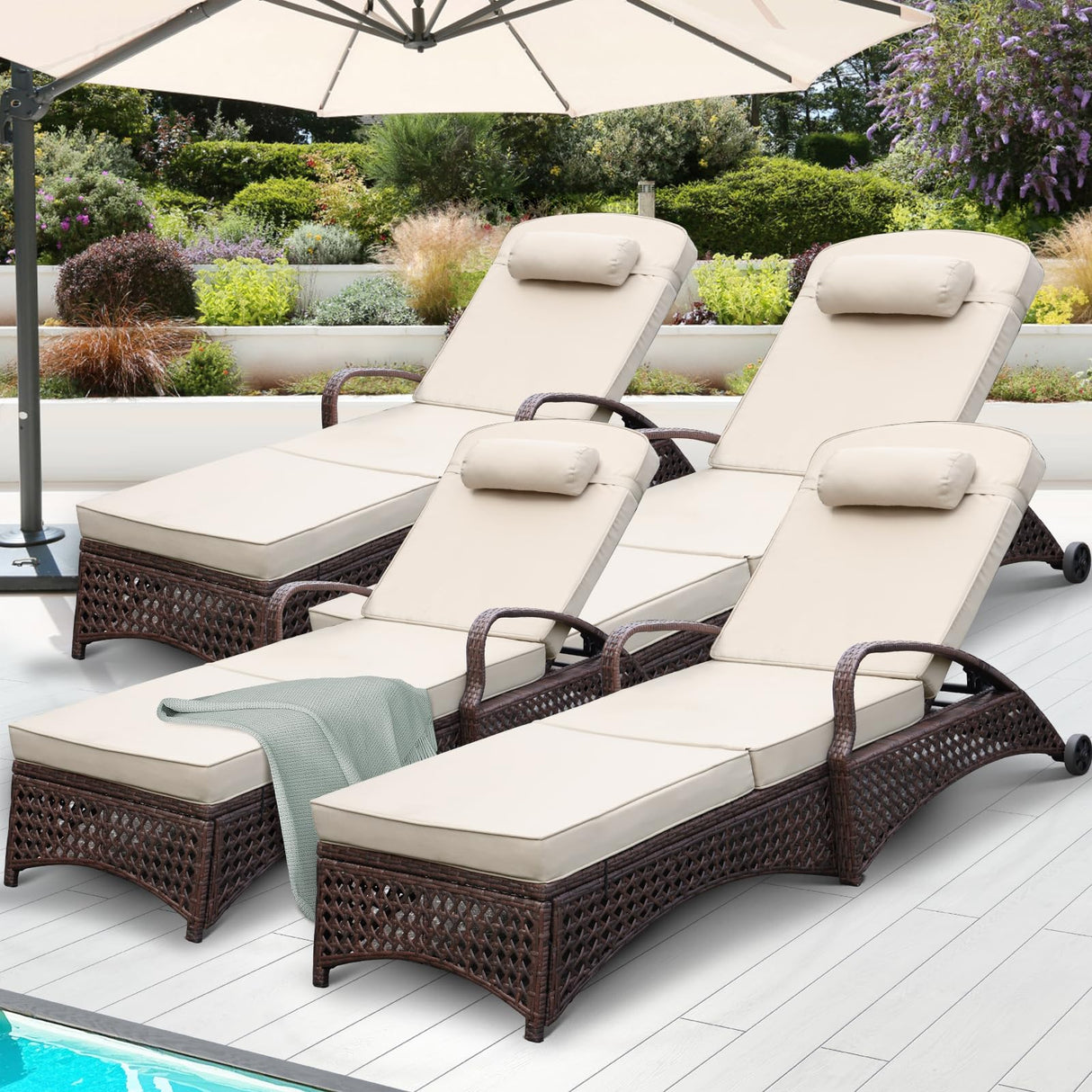 Chaise Lounge Outdoor Wicker Lounge Chair with Wheels