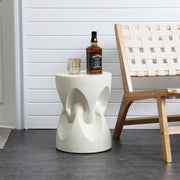 LuxenHome Outdoor Accent Side Table for Patio, 17'' Speckled Off White Modern Spade Cement Round End Table for Garden Backyard Lawn, Indoor Outdoor Coffee Forniture, Garden Stool - Bircata