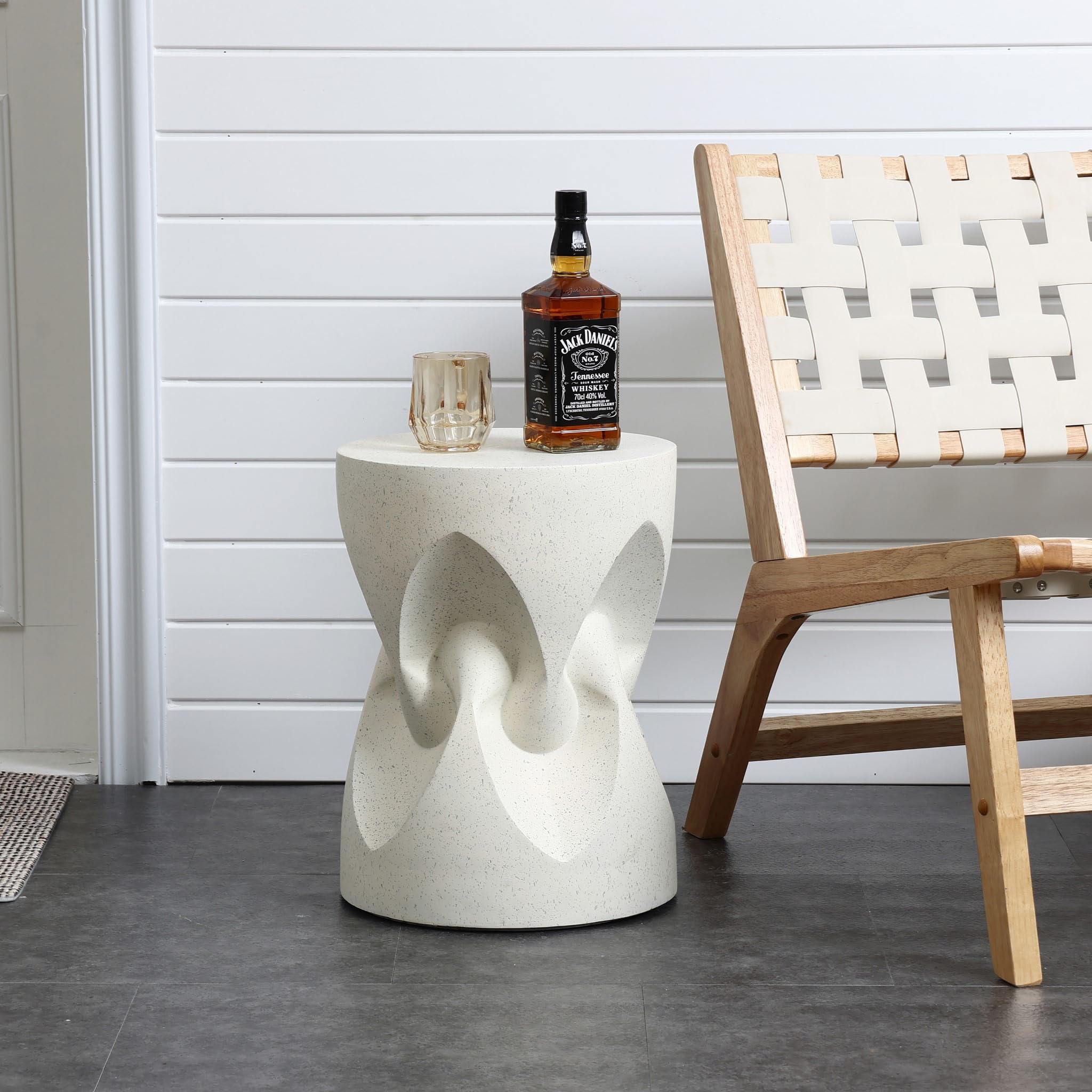 LuxenHome Outdoor Accent Side Table for Patio, 17'' Speckled Off White Modern Spade Cement Round End Table for Garden Backyard Lawn, Indoor Outdoor Coffee Forniture, Garden Stool - Bircata