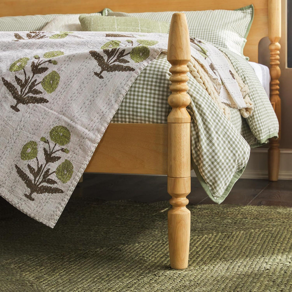 Traditional Wood Spindle Post Queen Bed Frame with Headboard