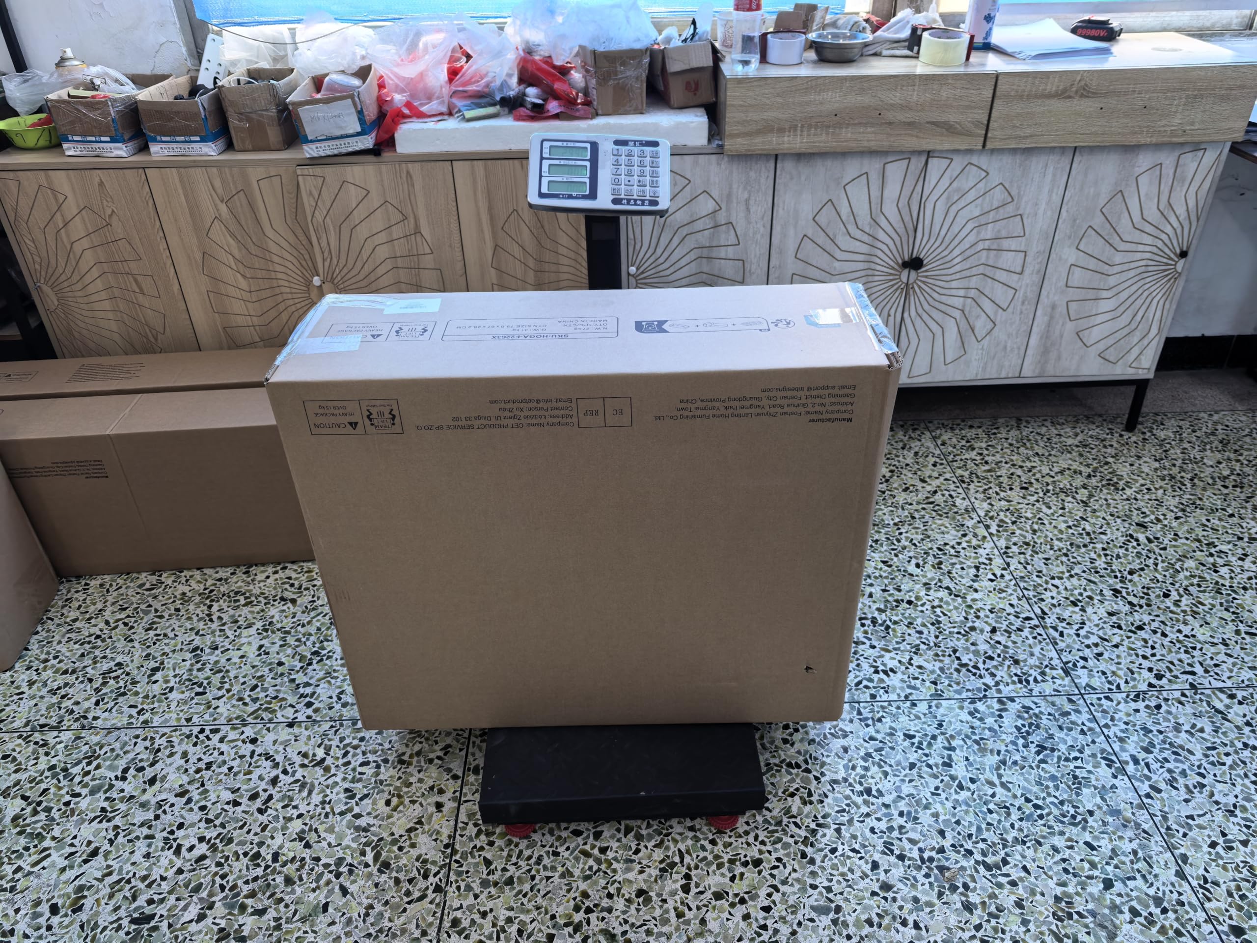 47-Inch Black Round Dining Table for 4-6 People