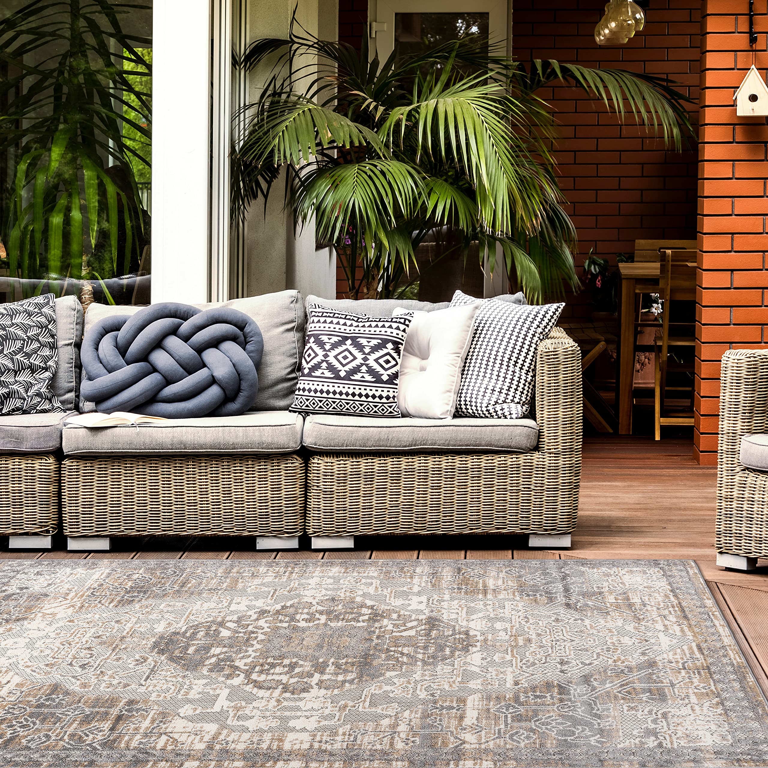 Distressed Traditional Indoor/Outdoor Area Rug 5' x 7' Beige