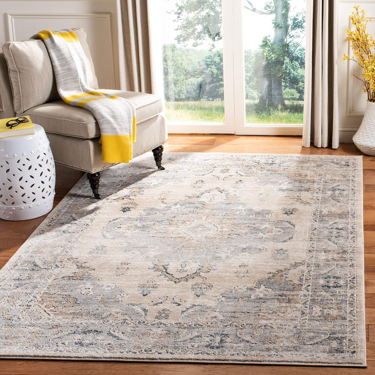 SAFAVIEH Oregon Collection Area Rug - 5'1" x 7'6", Beige & Grey, Oriental Distressed Design, Non-Shedding & Easy Care, Ideal for High Traffic Areas in Living Room, Bedroom (ORE898B)