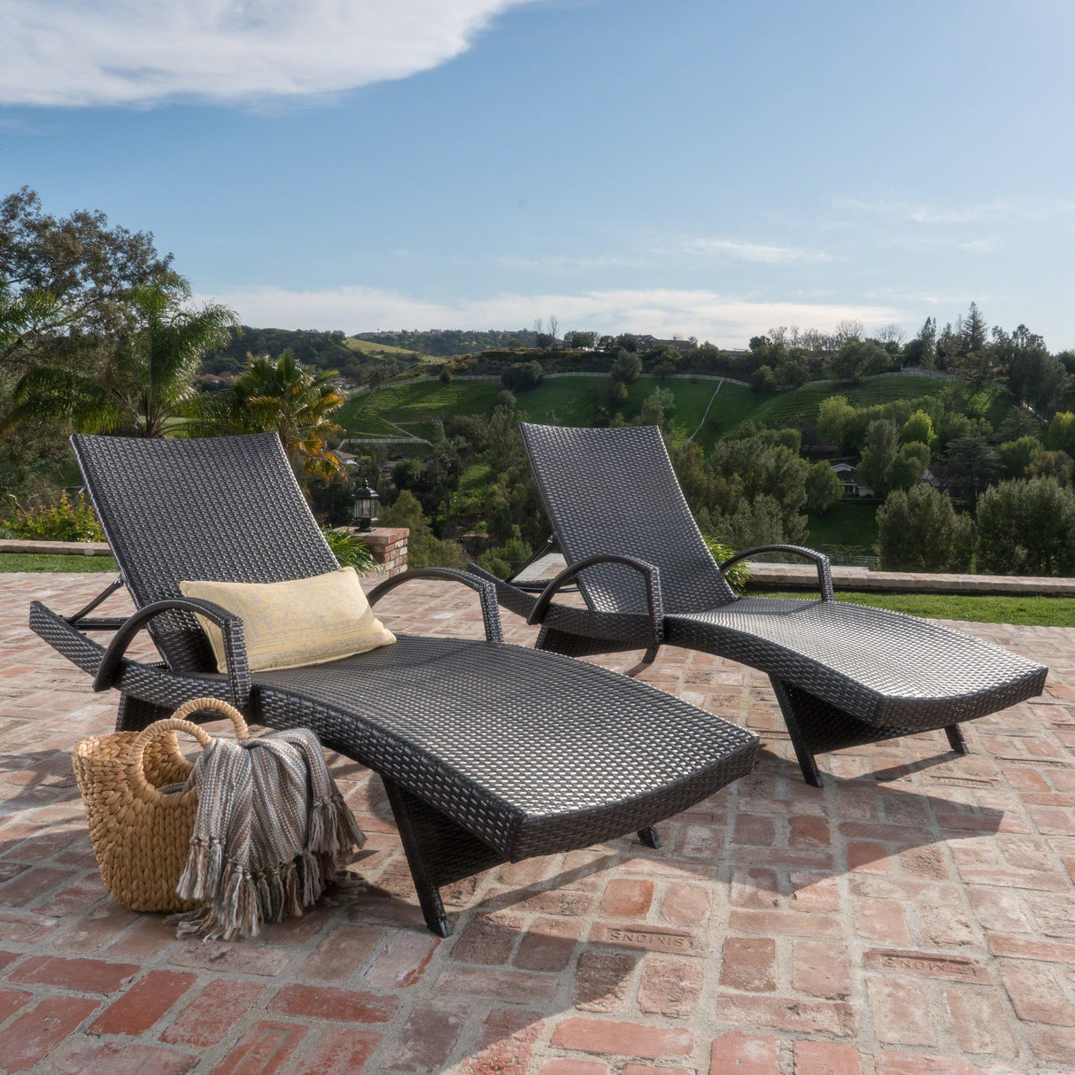 Knight Home 571 Salem Chaise Lounge