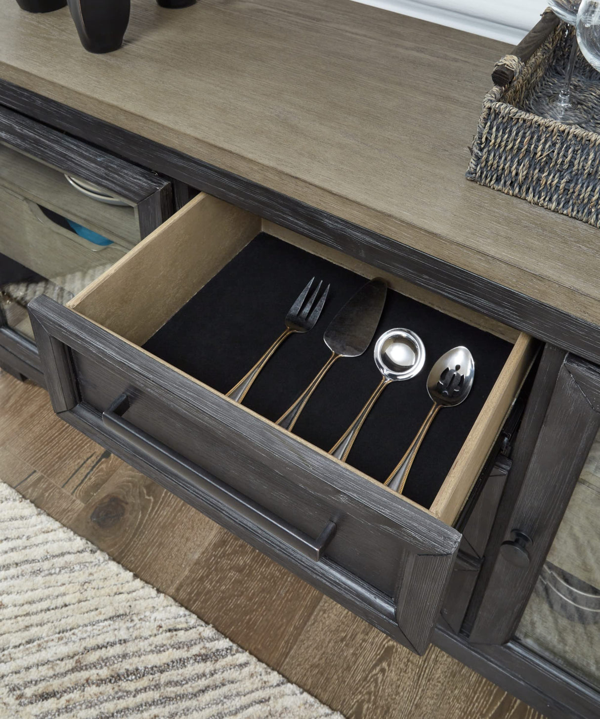 Foyland Casual Dining Room Server with Soft-close Drawers