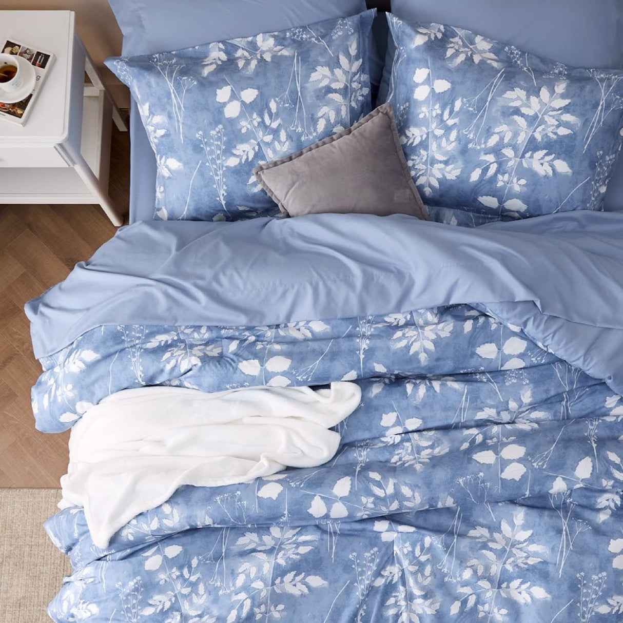 7 Pieces Blue Floral Bedding Sets Queen Bed in a Bag